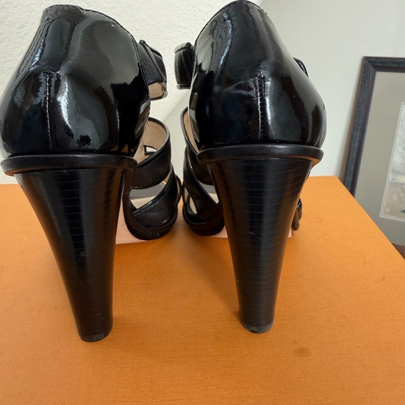 NWT COACH Black Leather Strappy Heels Gold Turnlock. - Picture 9 of 10